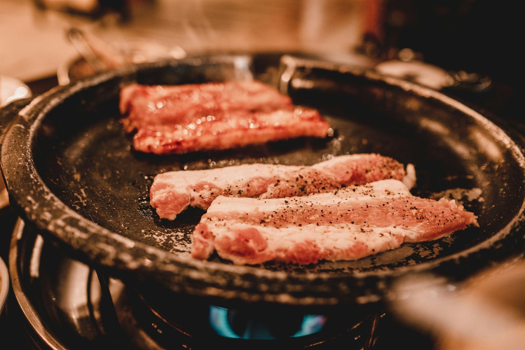 鉄板の上で焼かれる肉